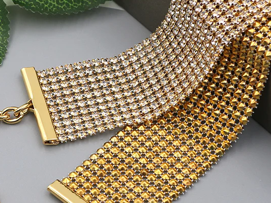 O que torna uma gargantilha de diamante brilhante a joia perfeita?