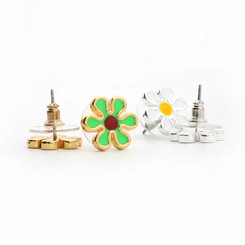 Brincos de flor de latão e esmalte Brincos de flor de margarida