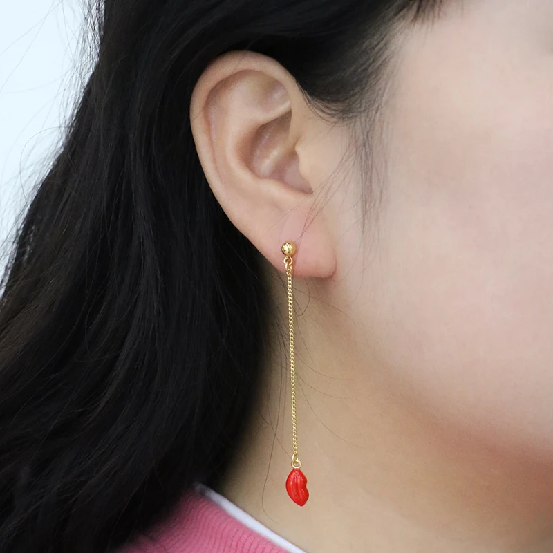 Brincos pendurados com longos corações de esmalte vermelho e gotas labiais