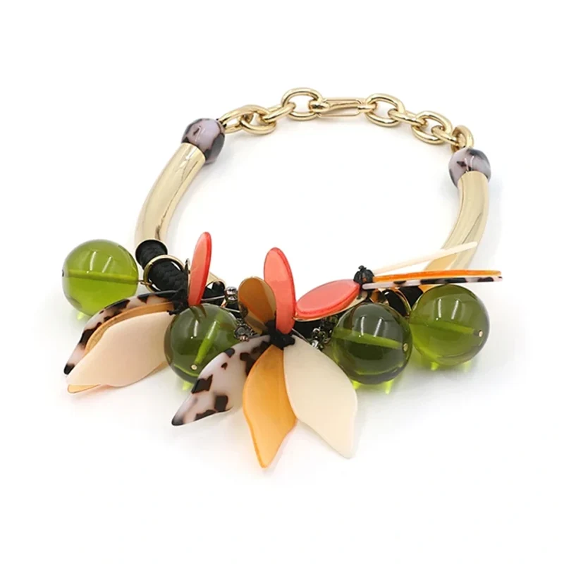 Colar de folhas multicoloridas de uva verde